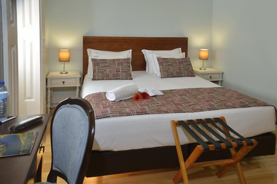 DUKES CORNER GUEST HOUSE - photo 4