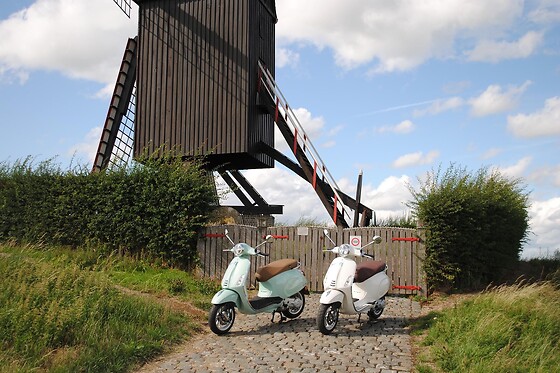 Vespa's on the road - photo 2